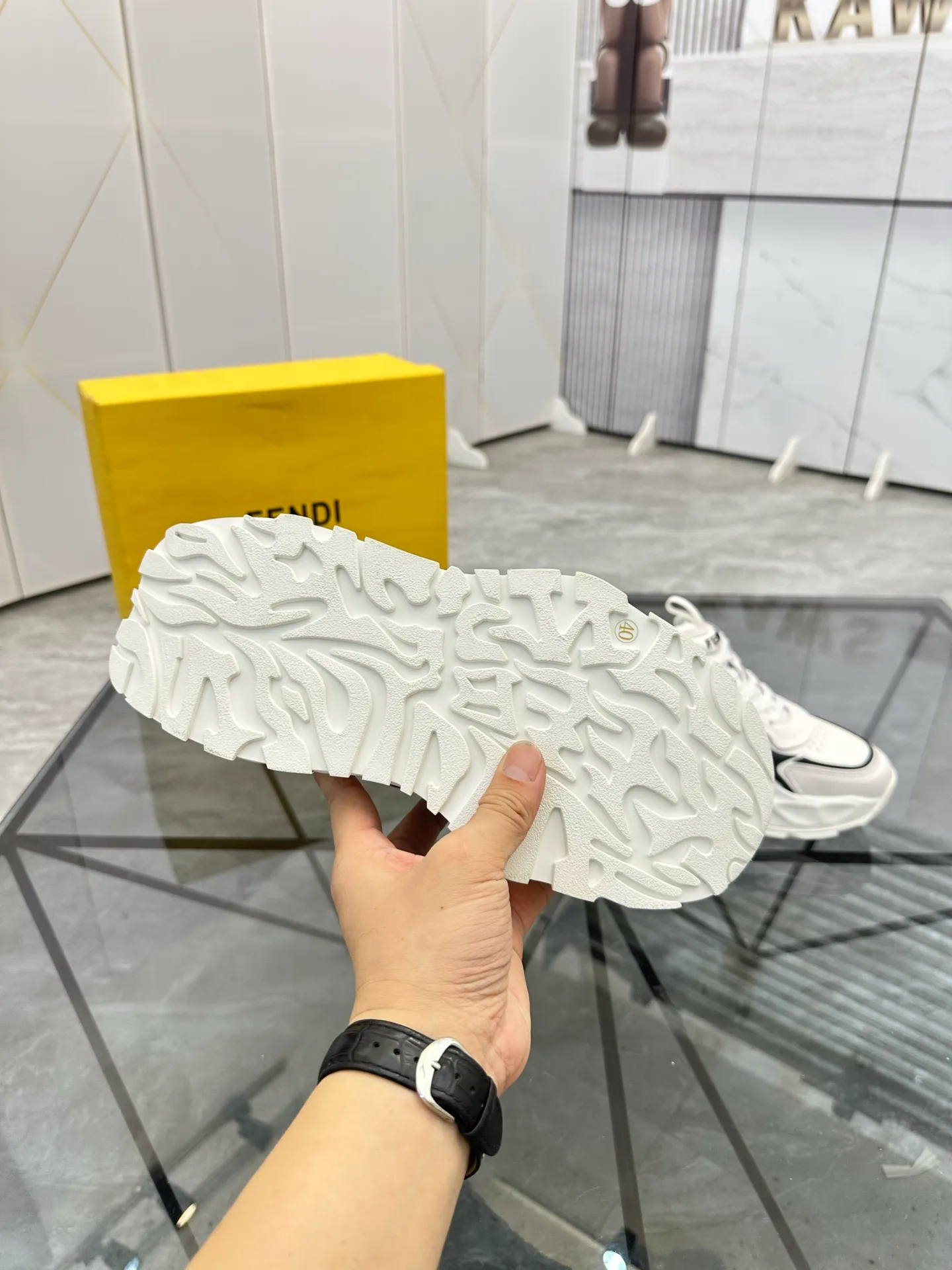 Men's shoes: 💰P580¥ Product trademark: Fendi* "Fendi*" low-top sports shoes Regular size: 39-44 (can be customized to 38.45.46) Product material: imported cowhide upper, breathable lining, original outsole. No.: 0008